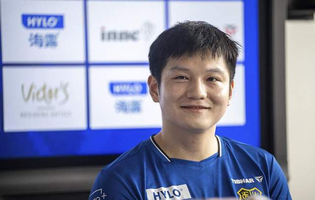 英博后卫曹